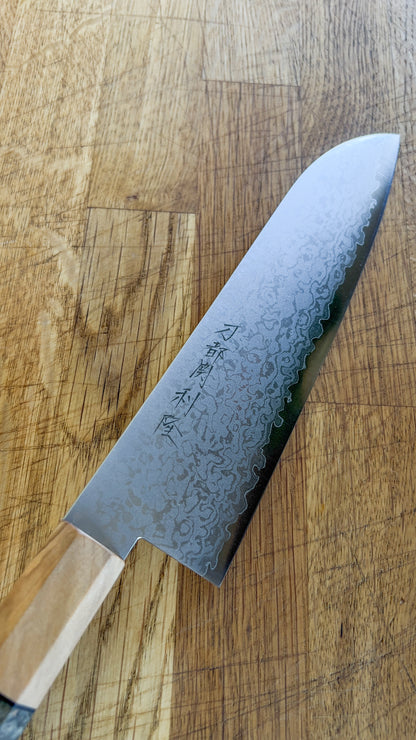 Toshitaka Damask Santoku 180 mm blad